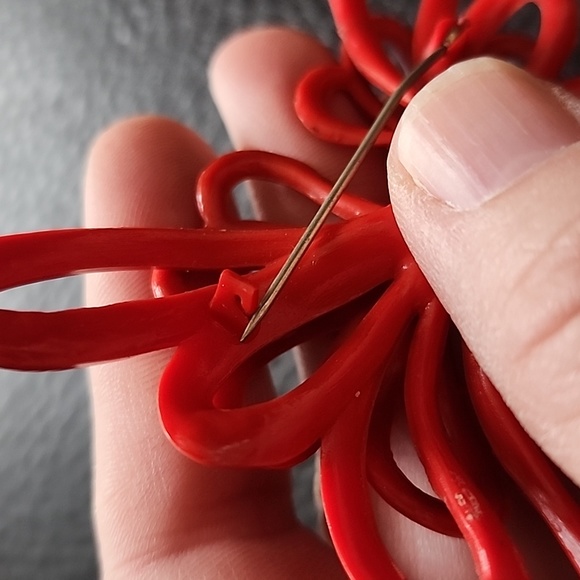 VTG plastic brooch - Picture 8 of 10